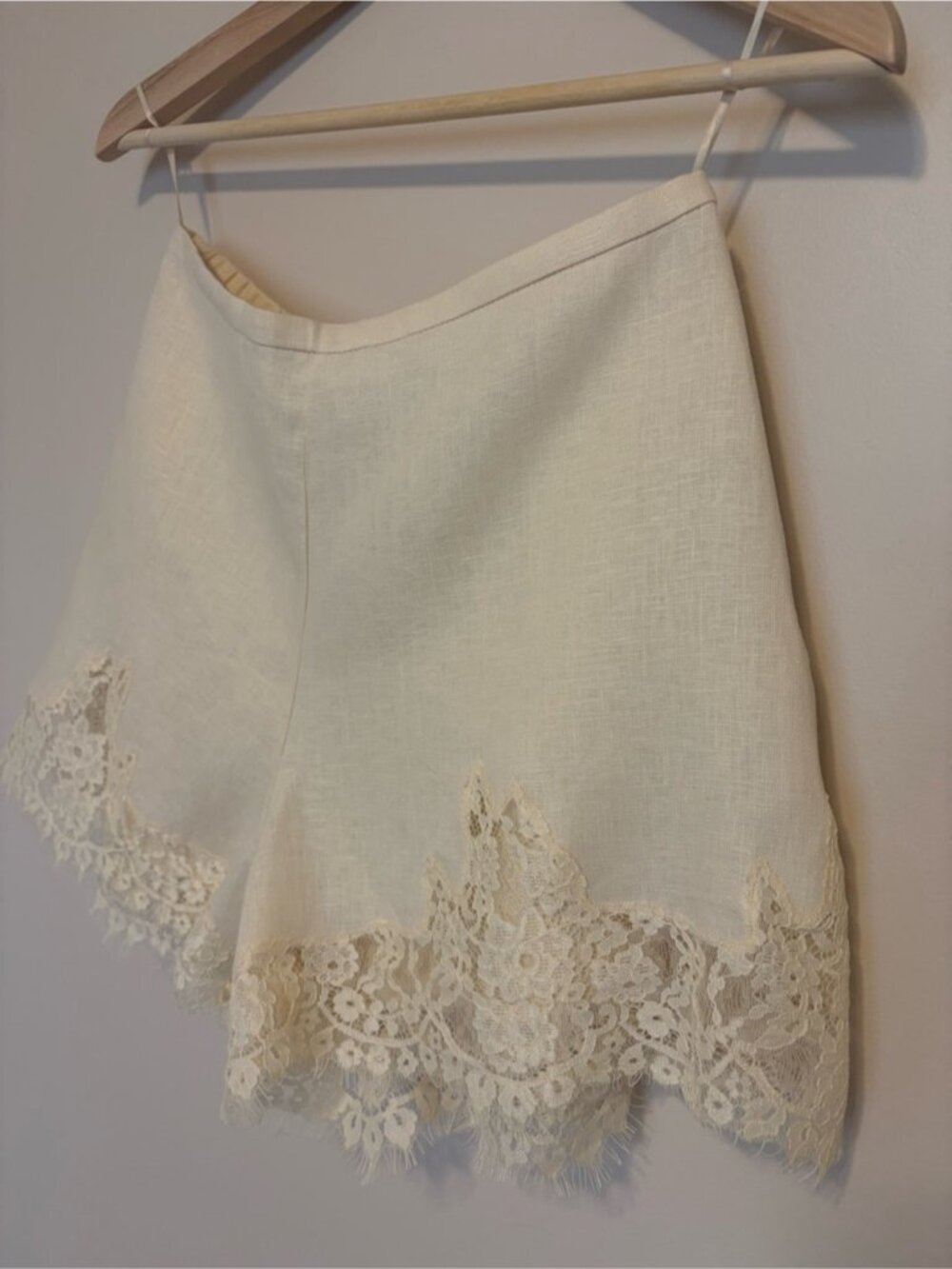 NEW Reformation Fern Sugar Yellow Lace Trim Linen Shorts Elastic Waist | US XS - Picture 8 of 13